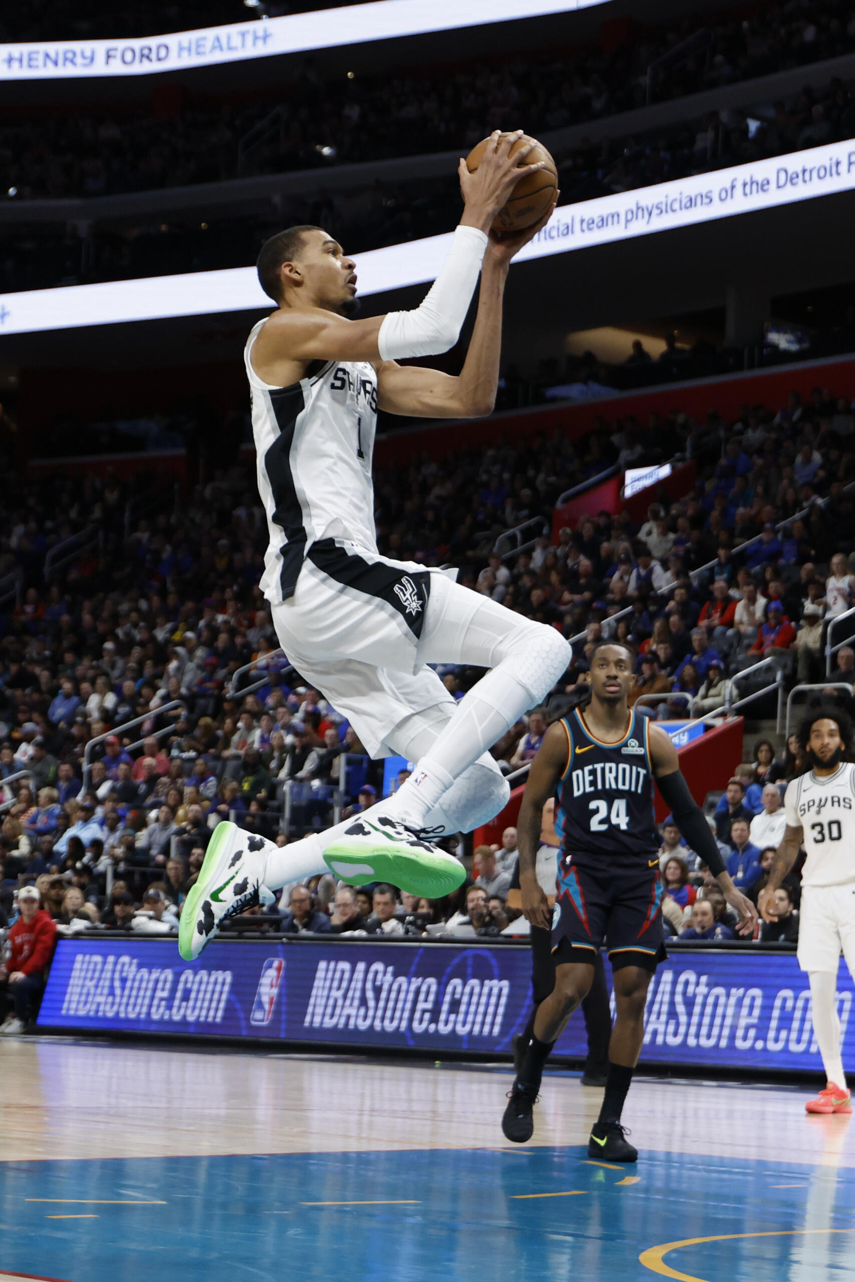 Nba San Antonio Spurs at Detroit Pistons - Easysportz -