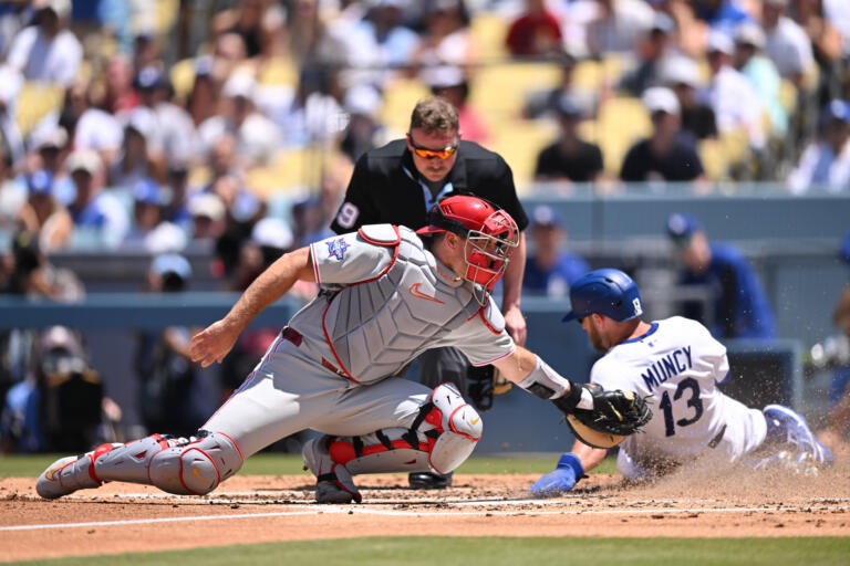 - MLB.