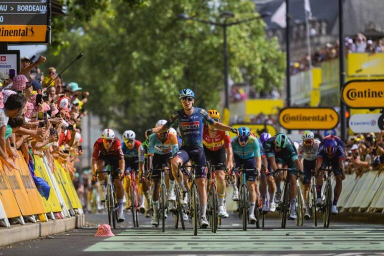 - Tour de France.
